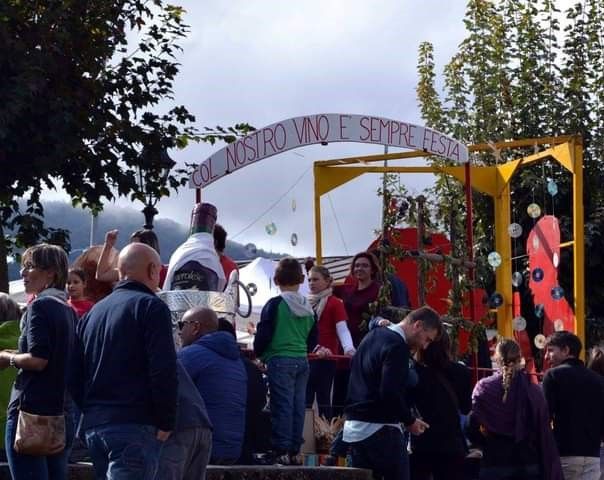 Prarostino beve, cammina e fa festa in nome dell’uva