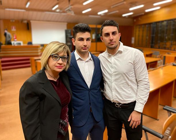 Uccise il padre a coltellate: assolto Alex Pompa. La conferma nell'appello-bis Uccise il padre a coltellate: assolto Alex Pompa. La conferma nell'appello-bis