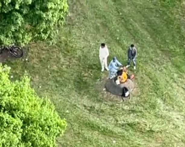 Parrucchieri abusivi, sporcizia e risse: allarme nel giardino Madre Teresa [VIDEO]