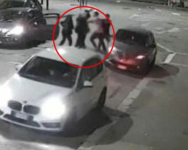 Calci all'auto, pugni e insulti: la consigliera di Fratelli d'Italia finisce in ospedale