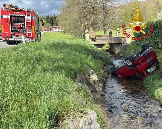 Auto si ribalta e finisce nel torrente: paura lungo la statale della Valganna Auto si ribalta e finisce nel torrente: paura lungo la statale della Valganna