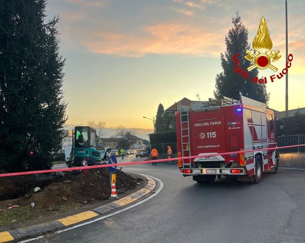 FOTO. Conduttura rotta durante dei lavori di scavo: fuga di gas e palazzo evacuato a Samarate FOTO. Conduttura rotta durante dei lavori di scavo: fuga di gas e palazzo evacuato a Samarate