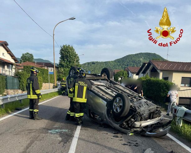 Auto si ribalta, un ferito sulla Provinciale a Cunardo Auto si ribalta, un ferito sulla Provinciale a Cunardo