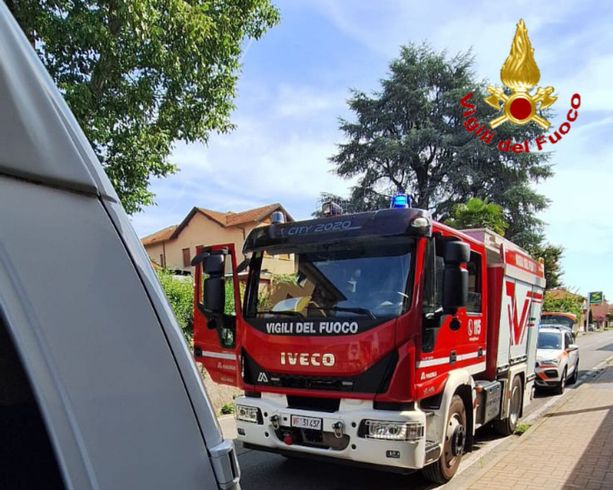 Investito e schiacciato dalla sua stessa auto contro un muro ad Angera: ferito alle gambe un 45enne