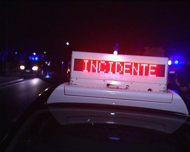 Sbanda e si ribalta in Autolaghi: un giovane ferito nella notte Sbanda e si ribalta in Autolaghi: un giovane ferito nella notte