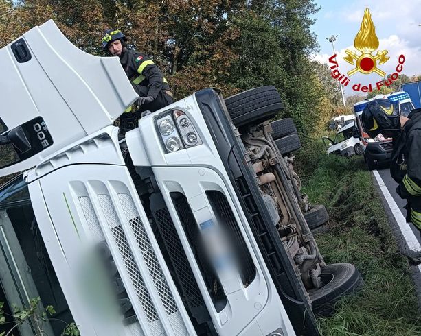 Azzate, incidente sulla Provinciale del lago: un ferito nel camion ribaltato Azzate, incidente sulla Provinciale del lago: un ferito nel camion ribaltato
