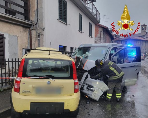Schianto a Travedona Monate tra una Panda ed un van: soccorse sette persone, tra cui tre bimbi di 2, 3 e 8 anni Schianto a Travedona Monate tra una Panda ed un van: soccorse sette persone, tra cui tre bimbi di 2, 3 e 8 anni
