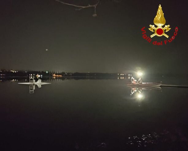 Oggi con l'autogrù il recupero dell'aliante precipitato nel lago di Varese Oggi con l'autogrù il recupero dell'aliante precipitato nel lago di Varese