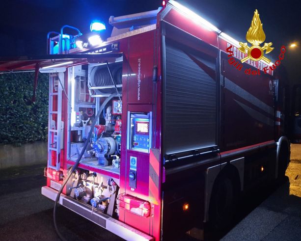 Villetta in fiamme a Varese, i vigili del fuoco salvano una persona bloccata al primo piano Villetta in fiamme a Varese, i vigili del fuoco salvano una persona bloccata al primo piano