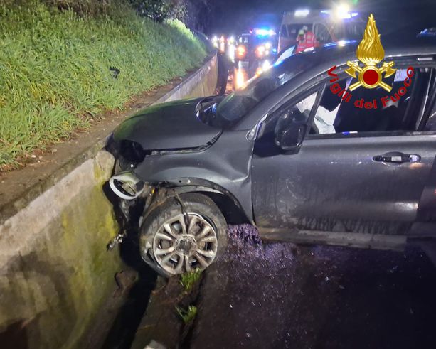 Macchina fuori strada finisce contro un muretto sulla Sp1 a Gavirate, paura venerdì sera per una 41enne Macchina fuori strada finisce contro un muretto sulla Sp1 a Gavirate, paura venerdì sera per una 41enne