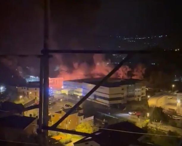 Carasco, grosso incendio al magazzino della Marr, sul posto otto squadre dei vigili del fuoco (video) Carasco, grosso incendio al magazzino della Marr, sul posto otto squadre dei vigili del fuoco (video)
