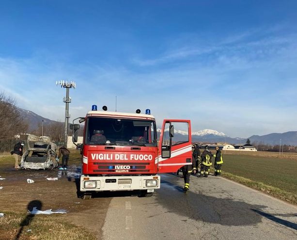 Si dà fuoco nella propria auto in periferia a Piscina