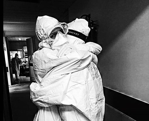 Coronavirus, la città di Grugliasco rende omaggio a tutti gli infermieri e le ostetriche