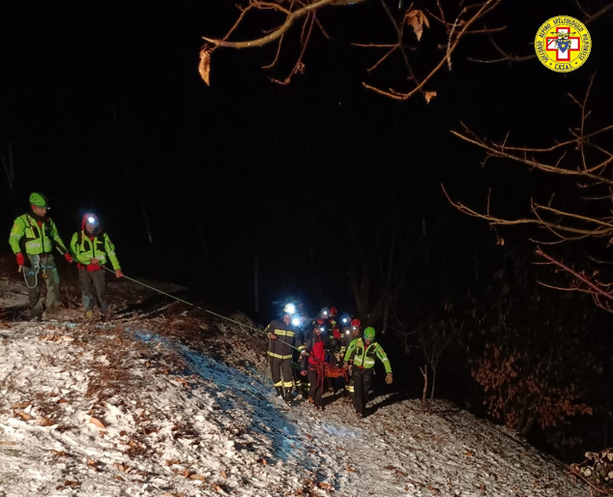 Auto esce di strada e precipita per 70 metri a Venasca: tratto in salvo il conducente Auto esce di strada e precipita per 70 metri a Venasca: tratto in salvo il conducente