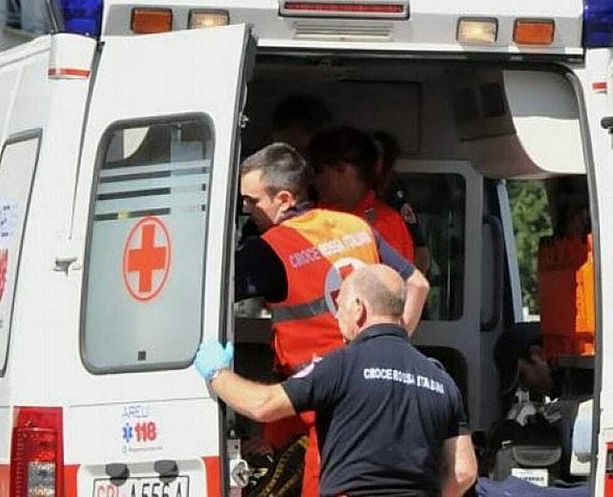 Auto contro un palo a Cassano Magnago: gravissimo un 70enne