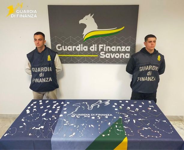 Gioielli, monili e accessori falsi: blitz della Guardia di Finanza, sei denunce Gioielli, monili e accessori falsi: blitz della Guardia di Finanza, sei denunce