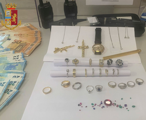 Moncalieri, in casa aveva gioielli e preziosi: arrestato un 33enne. Potrebbero essere frutto di furti in appartamento e truffe agli anziani