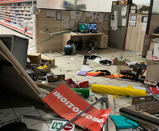 Spaccata al Tigros di Ferno: i ladri entrano sfondando le vetrine con un'auto Spaccata al Tigros di Ferno: i ladri entrano sfondando le vetrine con un'auto