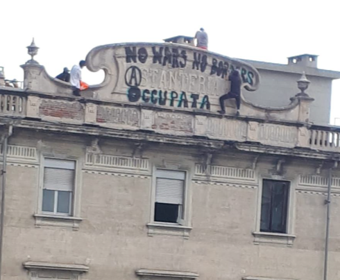 Astanteria Martini occupata, scatta la denuncia per 50 persone vicine al movimento anarchico. Ora tutti fuori e sigilli