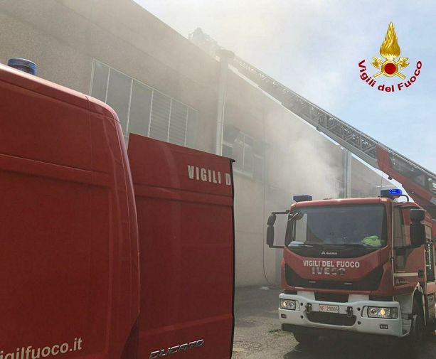 Incendio in un edificio industriale di strada del Francese