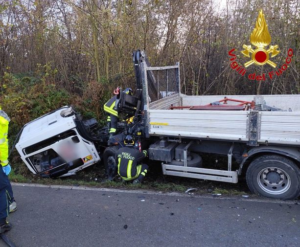 Incidente a Venegono Superiore, scontro tra un'auto e un camion: muore ragazzo di 20 anni Incidente a Venegono Superiore, scontro tra un'auto e un camion: muore ragazzo di 20 anni