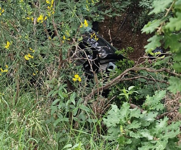 Tragedia a Celle Ligure, auto esce di strada e si ribalta: due morti (FOTO)