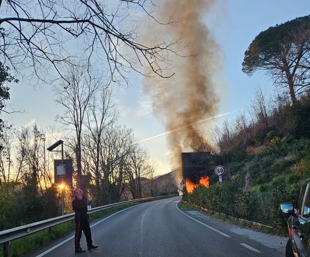 Incendio ad un vecchio silos tra Villanova D'Albenga e Ortovero