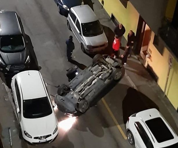 Asti, auto si ribalta in via Duca d’Aosta Asti, auto si ribalta in via Duca d’Aosta