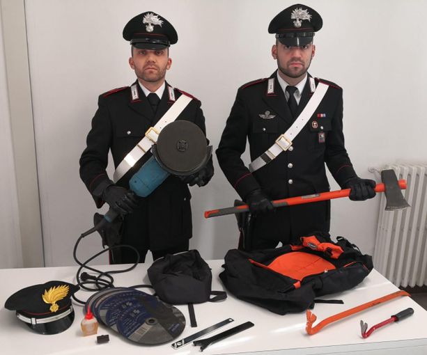 Trovato con attrezzi da scasso in auto, i carabinieri di Arcisate denunciano una persona