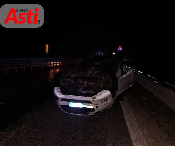 Tre auto coinvolte in un tamponamento in tangenziale. Strada chiusa e code Tre auto coinvolte in un tamponamento in tangenziale. Strada chiusa e code