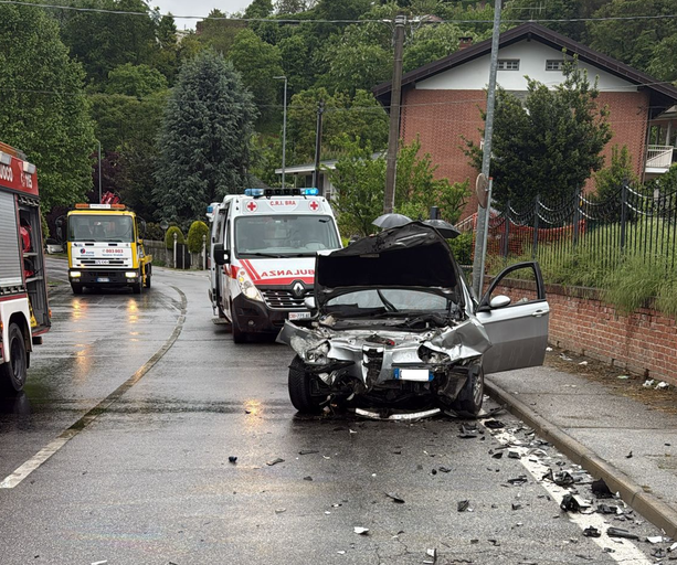 Bra, 17enne si mette alla guida e resta coinvolto in un violento frontale  [FOTO]