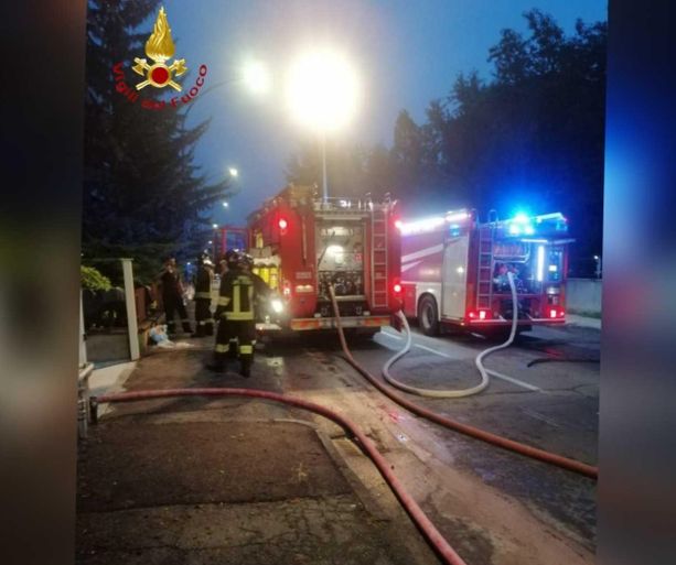 Incendio in un’autorimessa in via Valence, intervento in forze dei Vigili del Fuoco