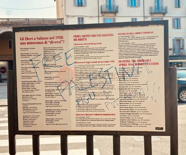 Saluzzo, scritte ingiuriose antisemite sui tabelloni nei pressi della sinagoga Saluzzo, scritte ingiuriose antisemite sui tabelloni nei pressi della sinagoga