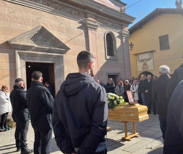 A Cartignano l'ultimo toccante saluto alla 30enne Sara Fina A Cartignano l'ultimo toccante saluto alla 30enne Sara Fina