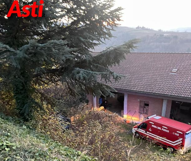 Paura a Cassinasco: auto esce di strada in curva e finisce contro un magazzino
