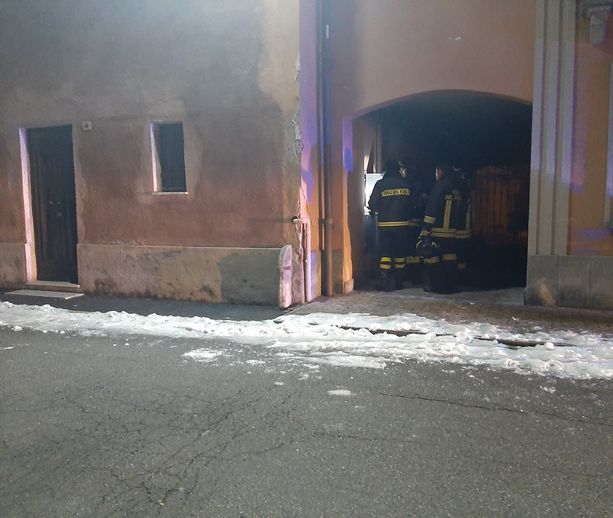 Brucia cassonetti, auto e contatori della luce a None: arrestato