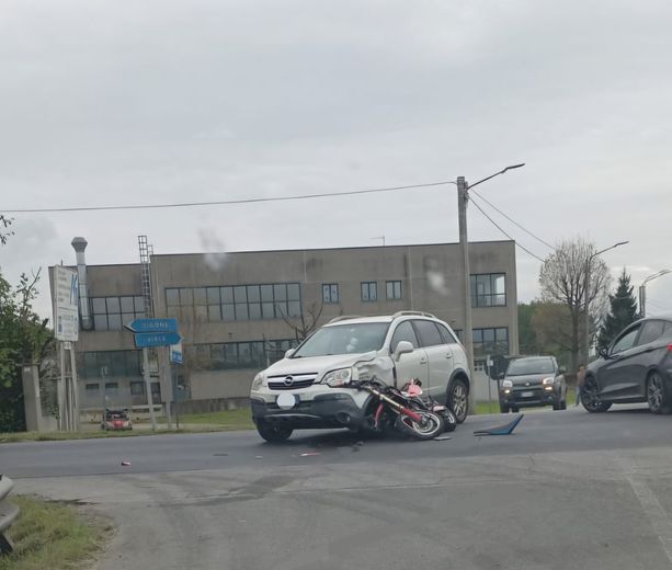 Moto contro auto sulla circonvallazione di Vigone