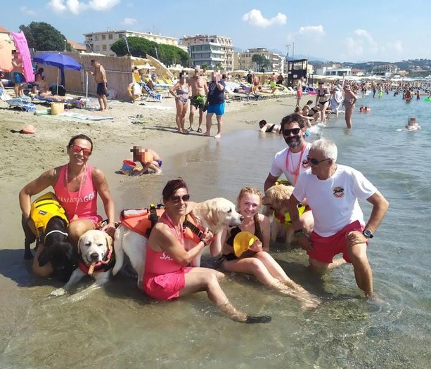 In difficoltà in mare ad Albissola: ragazza soccorsa dai cani di salvataggio In difficoltà in mare ad Albissola: ragazza soccorsa dai cani di salvataggio