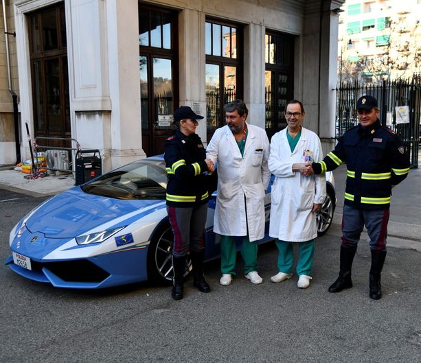 Una corsa per la vita da L'Aquila a Torino: il rene per il trapianto viaggia in Lamborghini