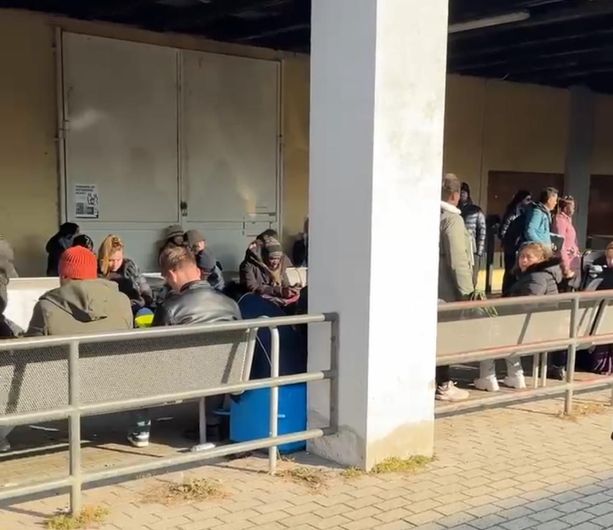 Meloni cancella il rinnovo automatico: a Torino 4mila ucraini senza permesso di soggiorno. Pd: "Sistema a rischio tilt" Meloni cancella il rinnovo automatico: a Torino 4mila ucraini senza permesso di soggiorno. Pd: "Sistema a rischio tilt"