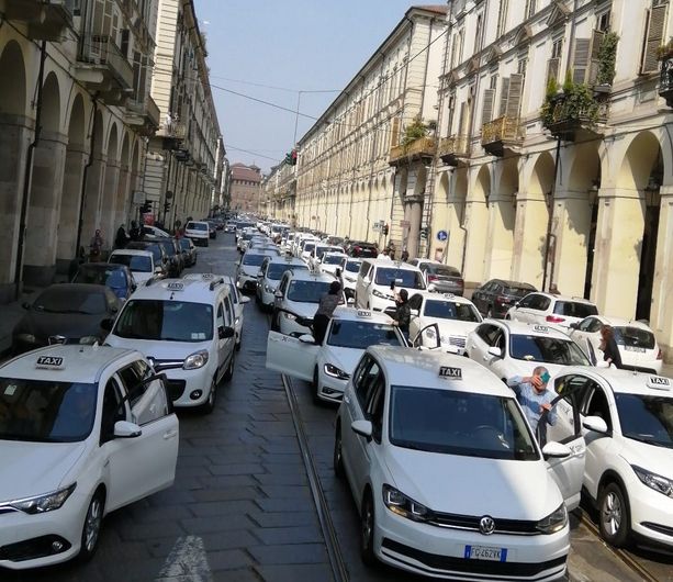 I taxi paralizzano Torino: “Non ce la facciamo più, nessun aiuto: si sono dimenticati di noi“ (FOTO e VIDEO)