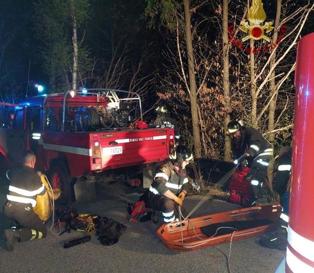 Con l'auto giù da una scarpata per 25 metri sul monte Bracco a Barge: tutti illesi