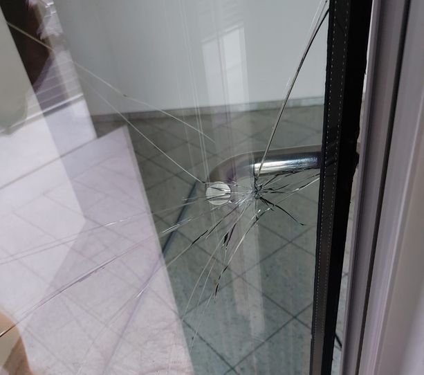 Savona, sfondato un portone di un condominio della Darsena: schiamazzi e litigi anche in via del Molo Savona, sfondato un portone di un condominio della Darsena: schiamazzi e litigi anche in via del Molo