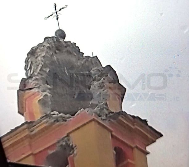 Violento temporale in alta Valle Argentina: un fulmine colpisce il campanile della chiesa di Corte (Foto) Violento temporale in alta Valle Argentina: un fulmine colpisce il campanile della chiesa di Corte (Foto)