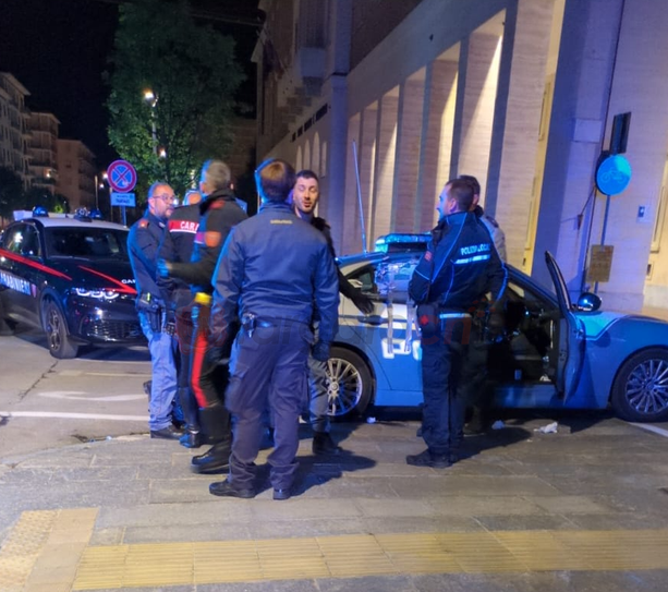 In quattro rapinano un ragazzo in corso Giolitti a Cuneo. Fermato uno dei presunti aggressori [VIDEO]