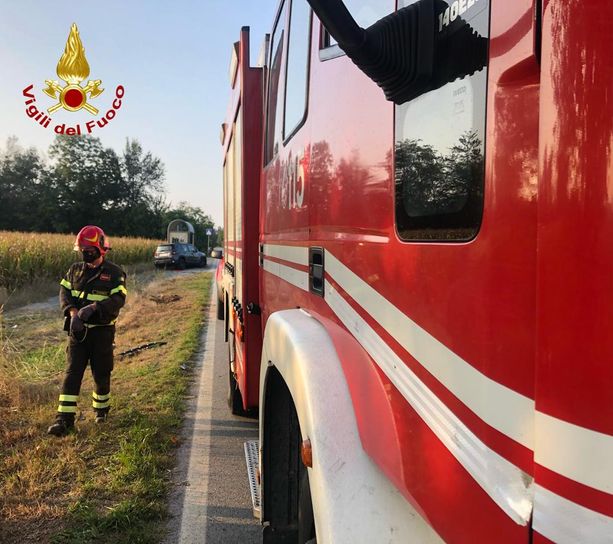 Moto contro furgone lungo la circonvallazione di Canale: due feriti in gravi condizioni