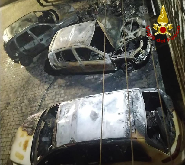 Veicoli in fiamme a Genola: intervengono i Vigili del Fuoco Veicoli in fiamme a Genola: intervengono i Vigili del Fuoco