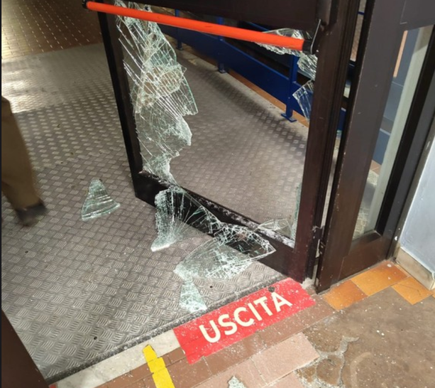 Le Befana porta una spaccata con furto all'interno della piscina Torrazza: "Danno al quartiere e a un presidio sociale" Le Befana porta una spaccata con furto all'interno della piscina Torrazza: "Danno al quartiere e a un presidio sociale"