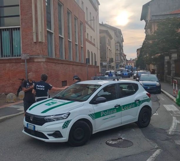 Blitz di una trentina di agenti in via Como: controlli antidroga anche con unità cinofile e agli esercizi commerciali. Quarante persone identificate, una denuncia e una segnalazione