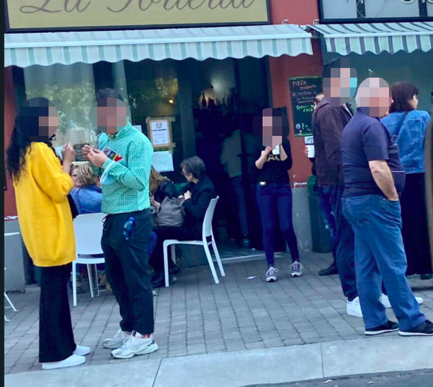 Aperta nonostante l'ordine di chiusura della Prefettura: continuano gli assembramenti della Torteria di Chivasso